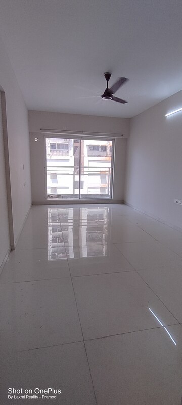 Room in 5 BHK Apartment at Peninsula Ashok Towers, Parel – for Rent