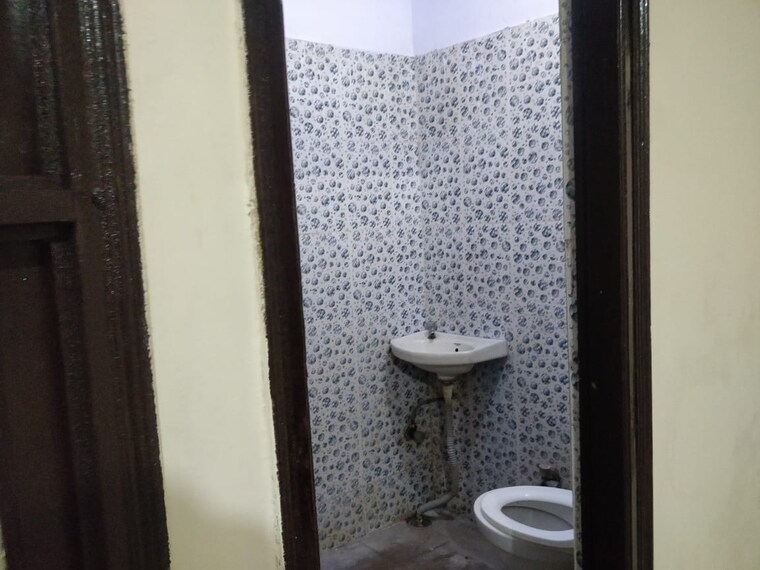 Bathroom, mayur vihar phase 1 1 Bedroom 440 Sq.Ft. Builder Floor In Mayur Vihar Phase 1 Delhi 9467539