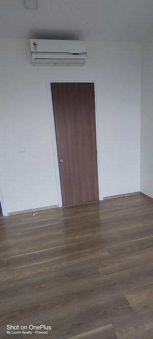 Room in 2 BHK Apartment at Ashok Towers, Parel – for Rent