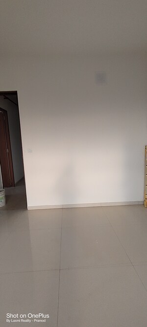 Furnished Amenities in 2 BHK Apartment at Ashok Towers, Parel – for Rent