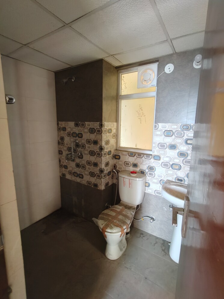 Bathroom, rise-organic-homes 2 Bedroom 1040 Sq.Ft. Apartment In Mahurali Ghaziabad 9467595