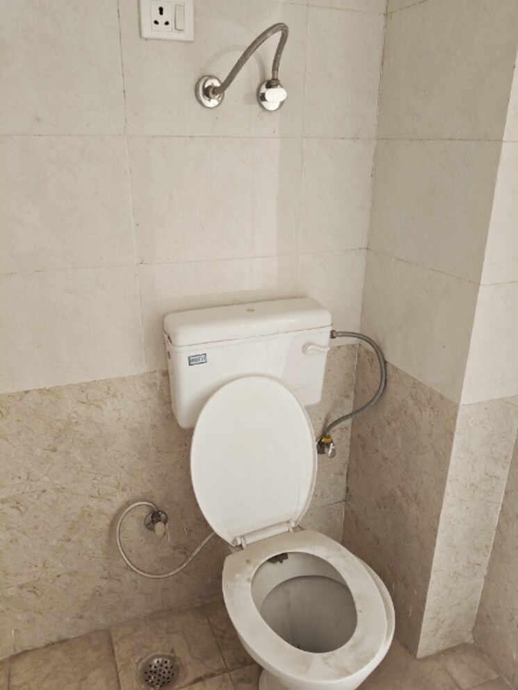 Bathroom, shree-vardhman-green-court 2 Bedroom 690 Sq.Ft. Apartment In Sector 90 Gurgaon 9467571