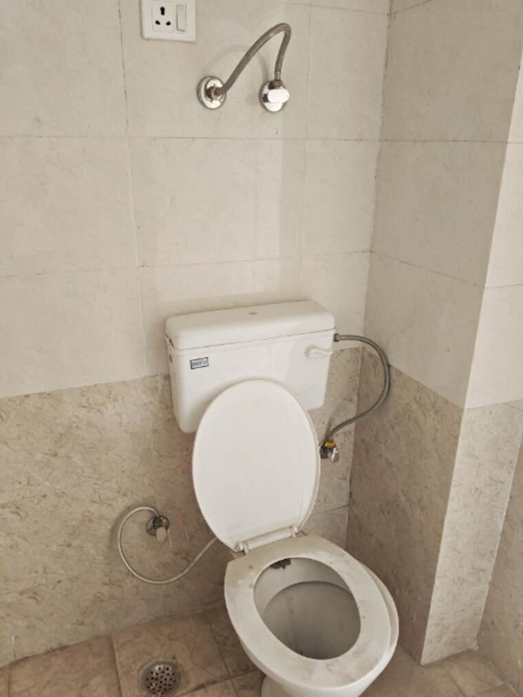 Bathroom, shree-vardhman-green-court 2 Bedroom 690 Sq.Ft. Apartment In Sector 90 Gurgaon 9467571