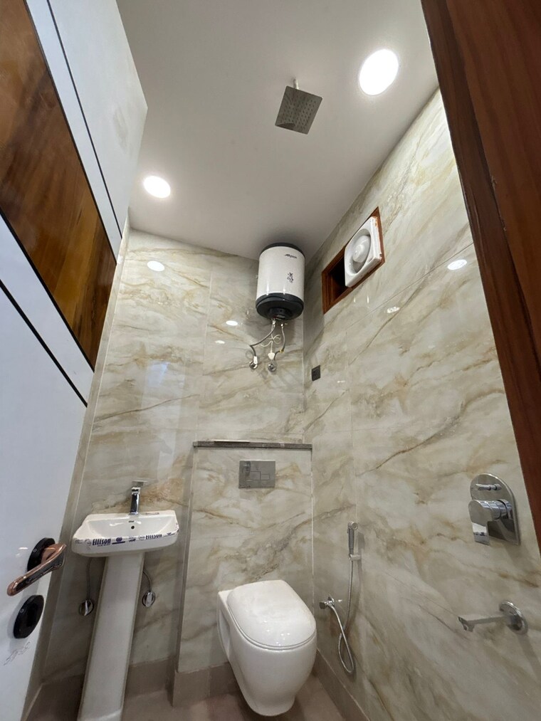 Bathroom, govindpuri 3 Bedroom 900 Sq.Ft. Builder Floor In Govindpuri Delhi 9467564