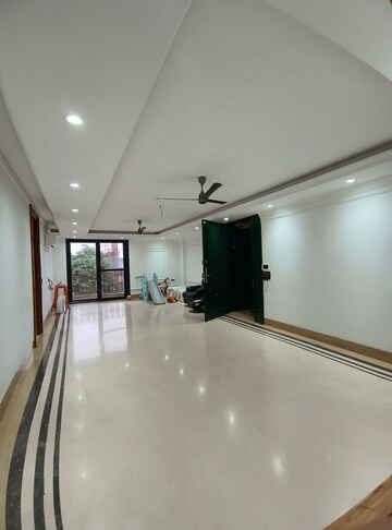 Room in 4 BHK Builder Floor at Vijay Ratan Vihar, Sector 15 – for Rent