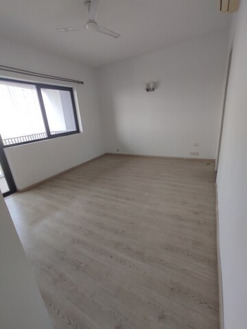 Room in 2 BHK Apartment at Pioneer Park Phase 1, Sector 61 – for Rent