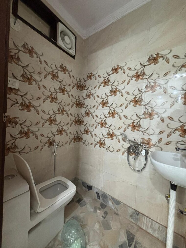 Bathroom, govindpuri 3 Bedroom 900 Sq.Ft. Builder Floor In Govindpuri Delhi 9467615
