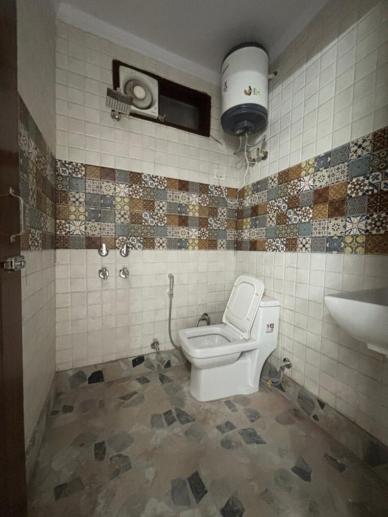 Bathroom, govindpuri 3 Bedroom 900 Sq.Ft. Builder Floor In Govindpuri Delhi 9467615