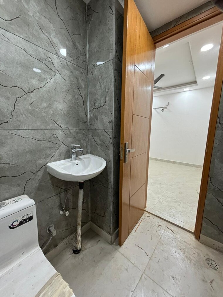 Bathroom, govindpuri 3 Bedroom 900 Sq.Ft. Builder Floor In Govindpuri Delhi 9467659