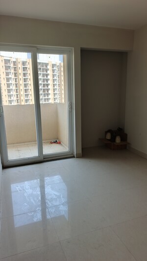 Room in 2 BHK Apartment at Tata Eureka Park, Sector 150 – for Rent