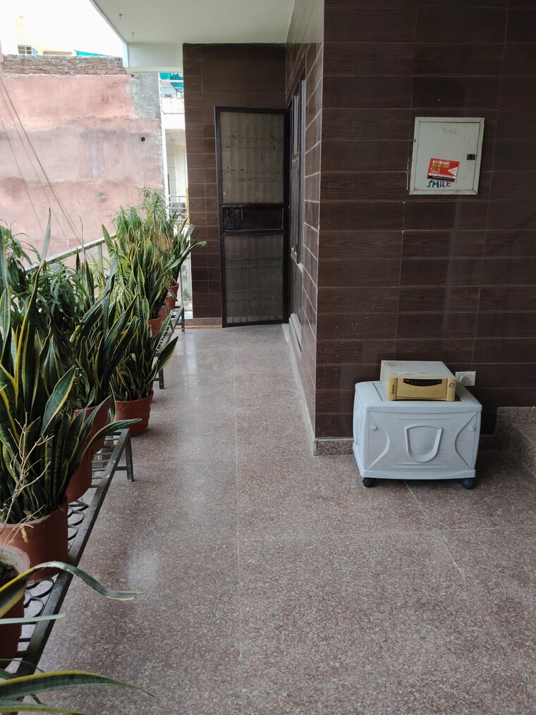  Parking, saket 4 Bedroom 1800 Sq.Yd. Builder Floor In Saket Delhi 9467801