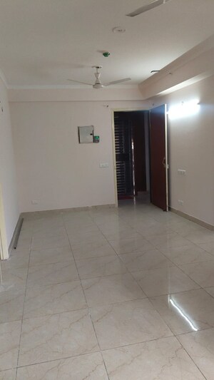 Room in 2 BHK Apartment at Amrapali Golf Homes, Sector 4 Greater Noida – for Rent
