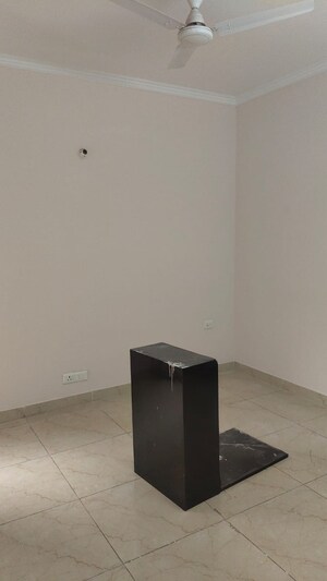 Room in 2 BHK Apartment at Amrapali Golf Homes, Sector 4 Greater Noida – for Rent