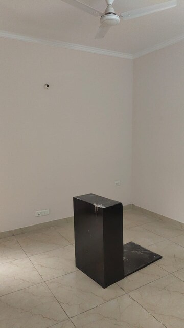 Room in 2 BHK Apartment at Amrapali Golf Homes, Sector 4 Greater Noida – for Rent