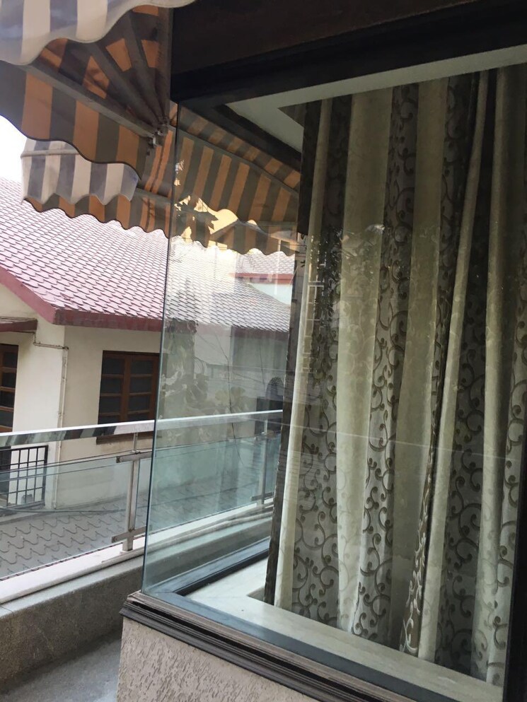 Balcony, sushant lok i 6+ Bedroom 300 Sq.Yd. Independent House In Sushant Lok I Gurgaon 9467915