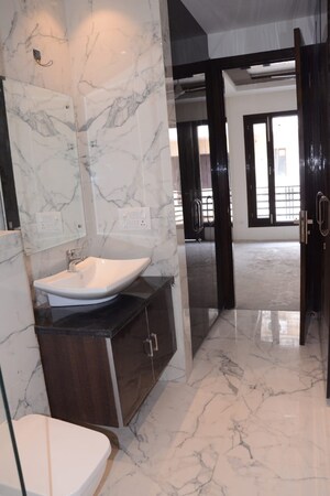 Bathroom in 6+ BHK Villa at DLF City Phase IV, Dlf Phase iv – for Sale