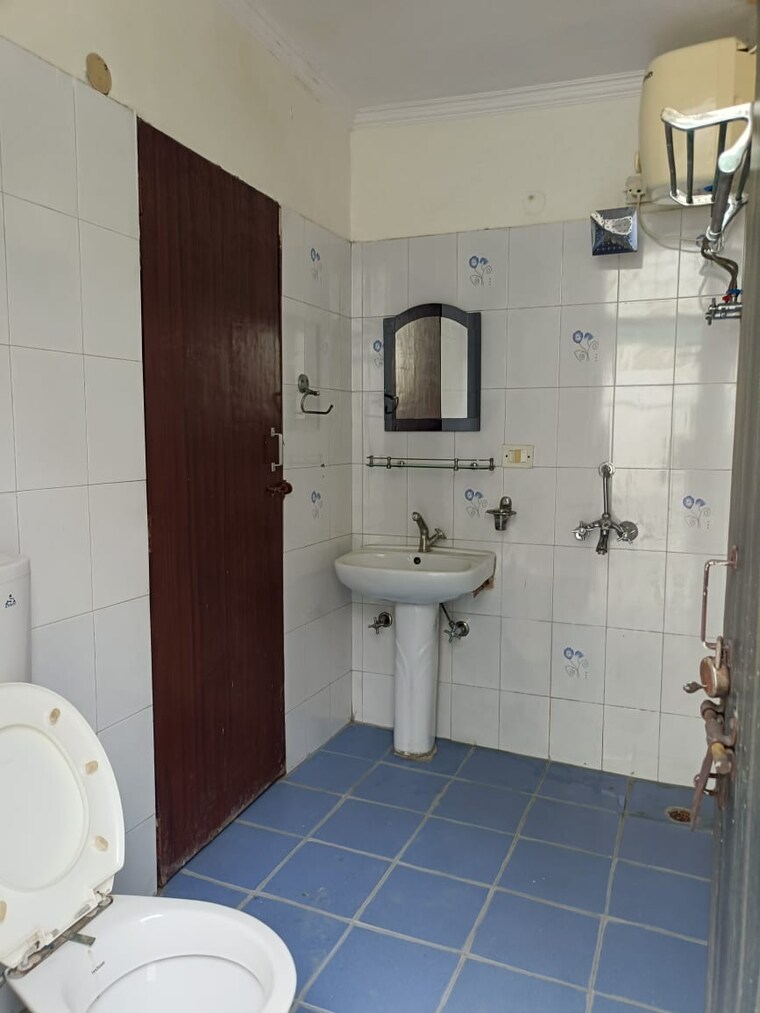 Bathroom, greater kailash i 1 RK 100 Sq.Yd. Builder Floor In Greater Kailash I Delhi 9468032