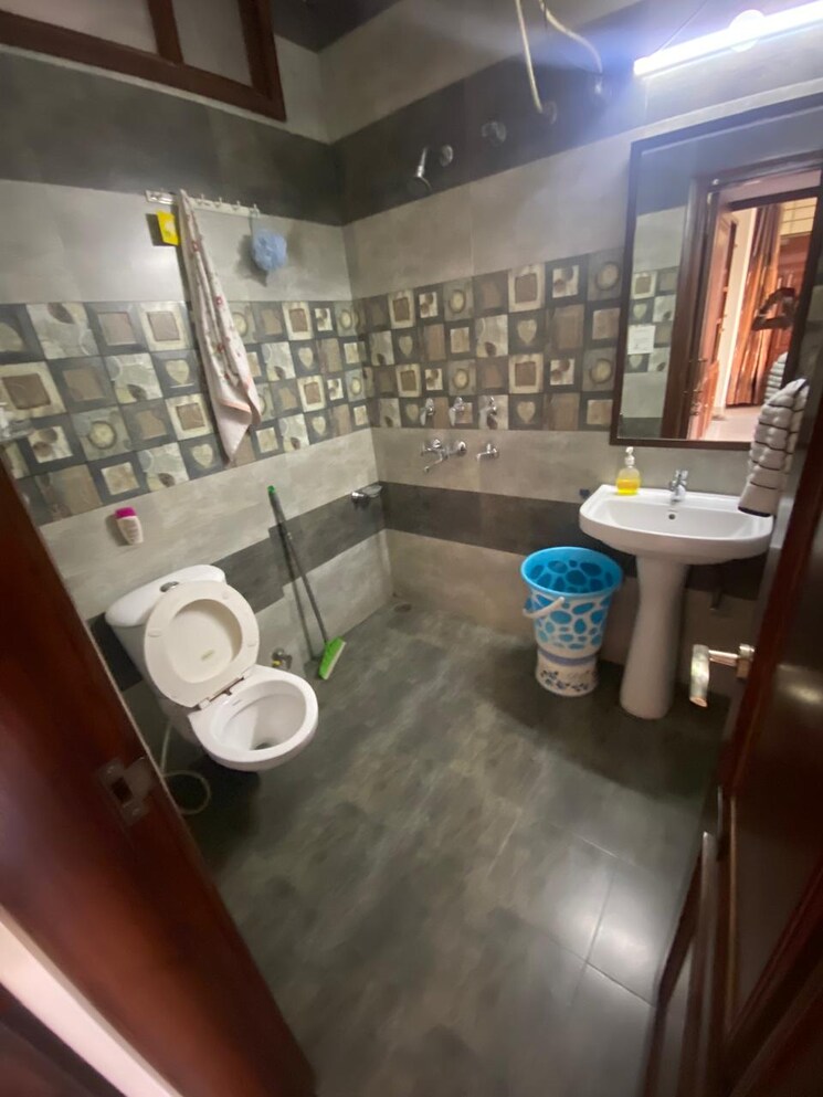Bathroom, sector 6 6+ Bedroom 4000 Sq.Ft. Independent House In Sector 6 Panchkula 9468131