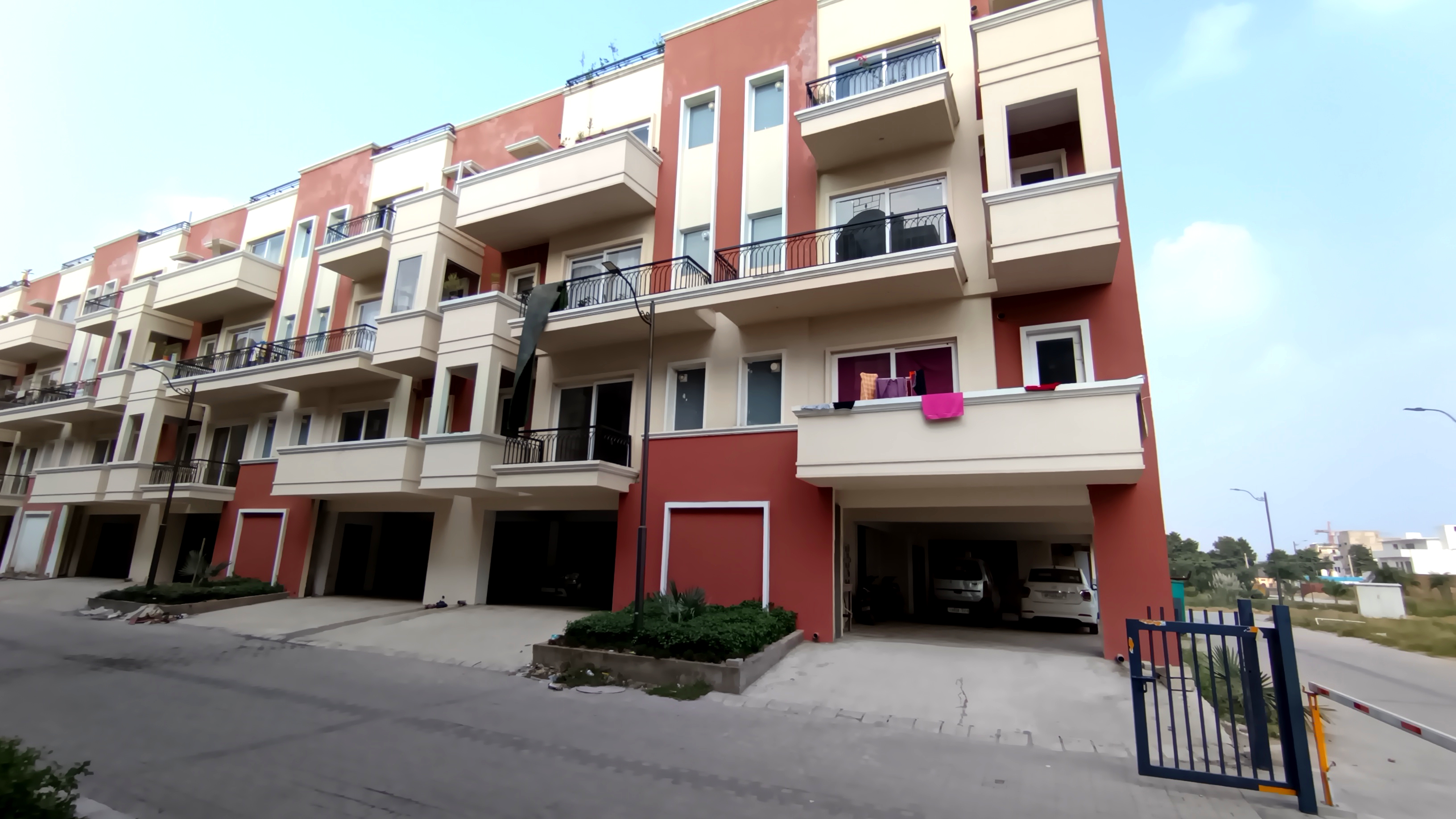 3 BHK + Servant Room 1350 Sq.Ft. Builder Floor in HLP Palmillas