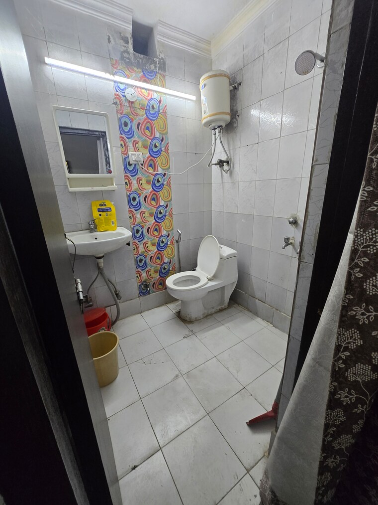 Bathroom, lajpat nagar 4 1.5 Bedroom 500 Sq.Ft. Apartment In Lajpat Nagar 4 Delhi 9468099