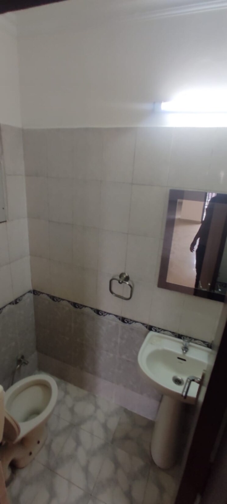 Bathroom, ardee-city-palm-grove-heights 3 Bedroom 2350 Sq.Ft. Apartment In Sector 52 Gurgaon 9468105