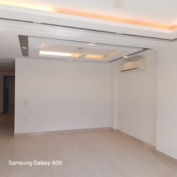 Room in 3 BHK Builder Floor at Greater Kailash ii – for Rent