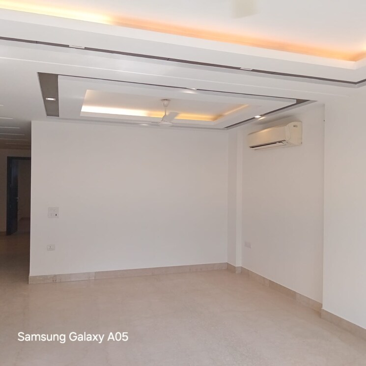 Room, greater kailash ii 3 Bedroom 250 Sq.Yd. Builder Floor In Greater Kailash ii Delhi 9468108