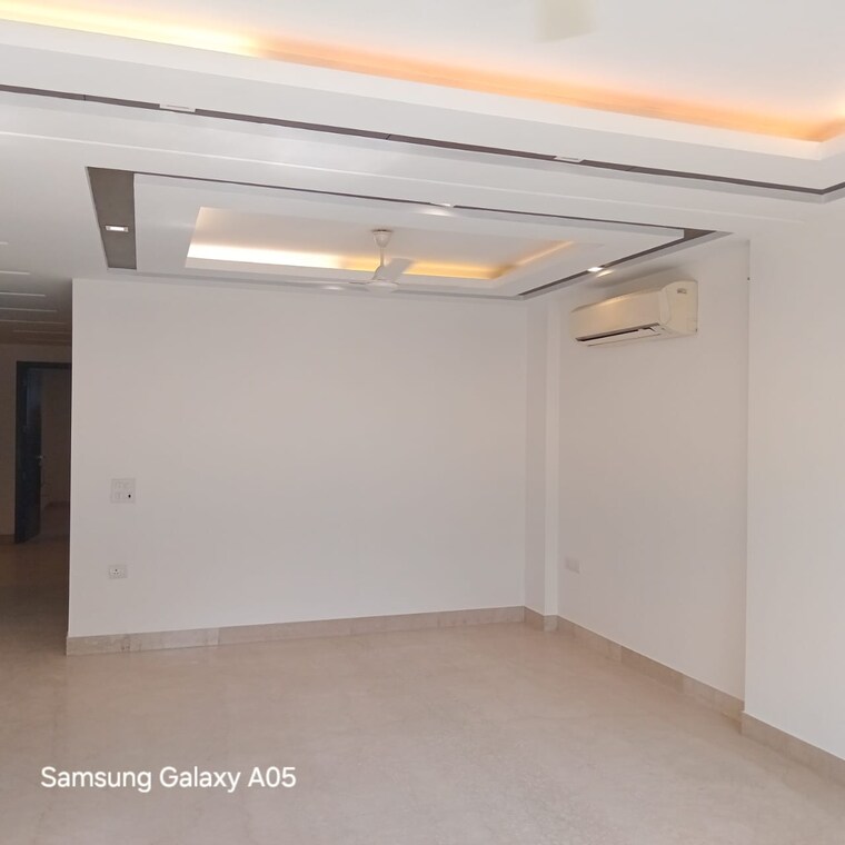 Room, greater kailash ii 3 Bedroom 250 Sq.Yd. Builder Floor In Greater Kailash ii Delhi 9468108