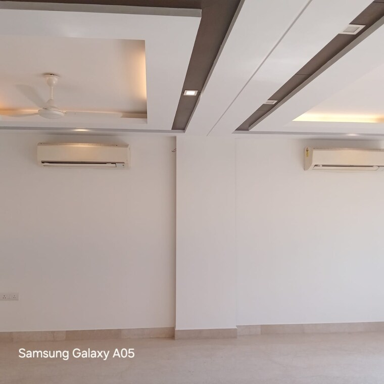 Room, greater kailash ii 3 Bedroom 250 Sq.Yd. Builder Floor In Greater Kailash ii Delhi 9468108