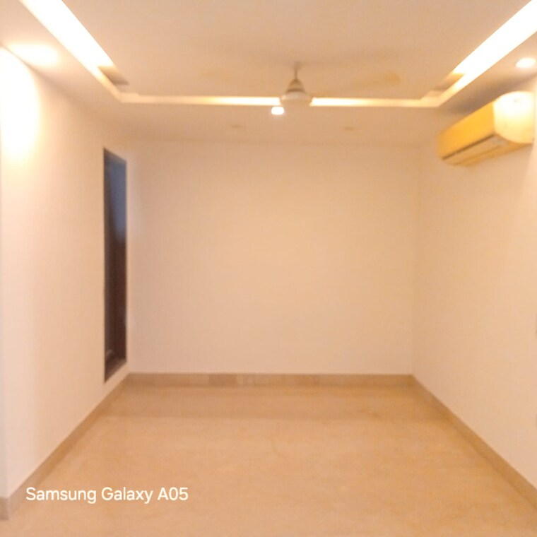 Room, greater kailash ii 3 Bedroom 250 Sq.Yd. Builder Floor In Greater Kailash ii Delhi 9468108