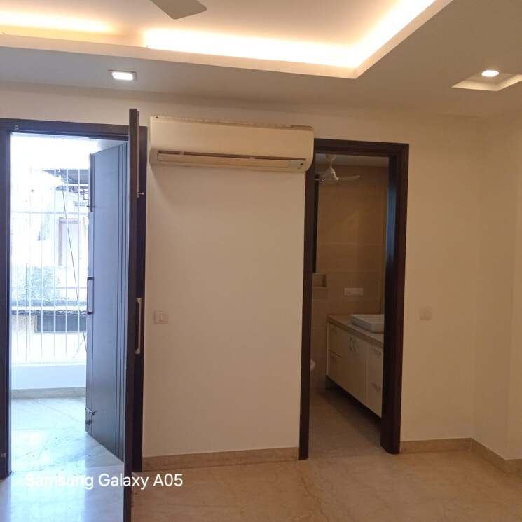 Room, greater kailash ii 3 Bedroom 250 Sq.Yd. Builder Floor In Greater Kailash ii Delhi 9468108