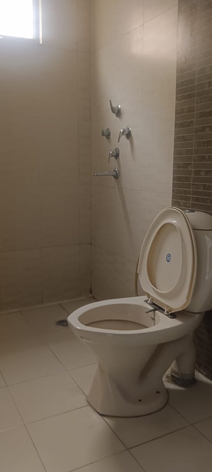 Attached Bathroom, dlf-trinity-towers 4 Bedroom 2343 Sq.Ft. Apartment In Dlf Phase V Gurgaon 9468115