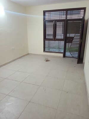 Room in 4 BHK Apartment at Wave Aranyam Valley, Sector 2 Wave City – for Rent