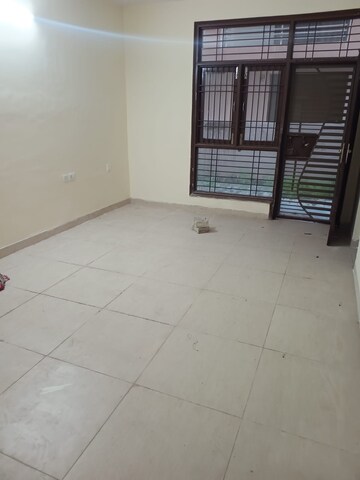 Room in 4 BHK Apartment at Wave Aranyam Valley, Sector 2 Wave City – for Rent