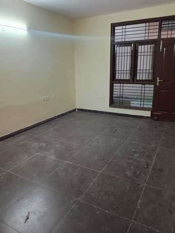 Room in 4 BHK Apartment at Wave Aranyam Valley, Sector 2 Wave City – for Rent