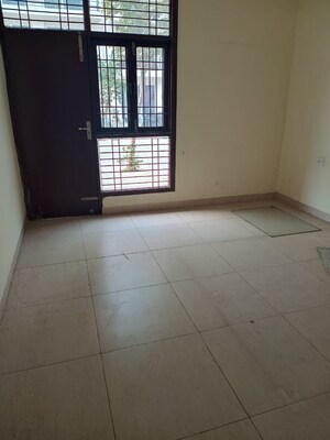 Room in 4 BHK Apartment at Wave Aranyam Valley, Sector 2 Wave City – for Rent