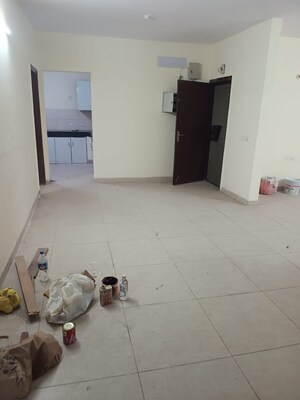 Room in 4 BHK Apartment at Wave Aranyam Valley, Sector 2 Wave City – for Rent