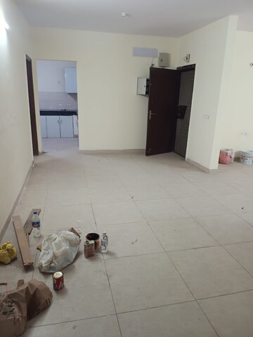 Room in 4 BHK Apartment at Wave Aranyam Valley, Sector 2 Wave City – for Rent