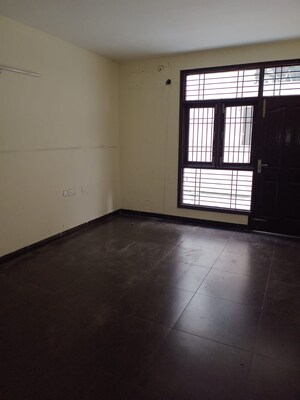 Room in 4 BHK Apartment at Wave Aranyam Valley, Sector 2 Wave City – for Rent