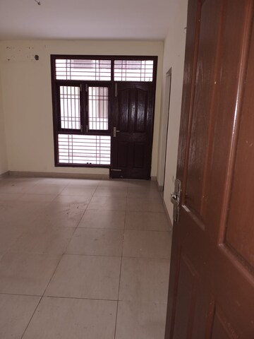 Room in 4 BHK Apartment at Wave Aranyam Valley, Sector 2 Wave City – for Rent