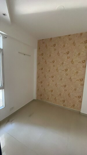 Room in 2 BHK Apartment at Amrapali Golf Homes, Sector 4 Greater Noida – for Rent