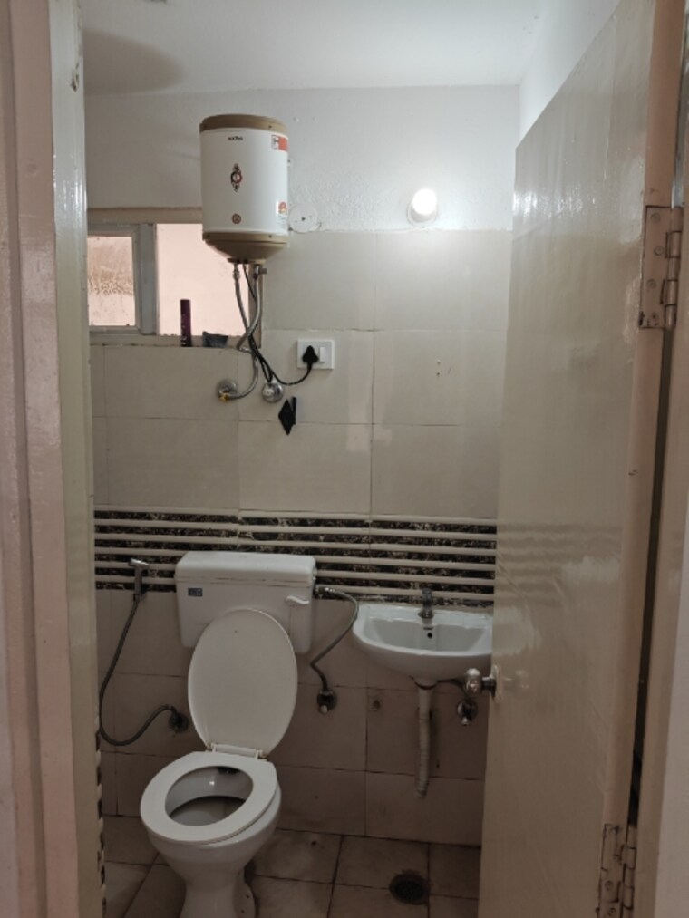 Bathroom, shree-vardhman-green-court 2 Bedroom 626 Sq.Ft. Apartment In Sector 90 Gurgaon 9468194
