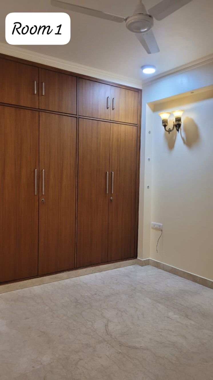 Room, sector 55 3 Bedroom 300 Sq.Yd. Builder Floor In Sector 55 Noida 9468187