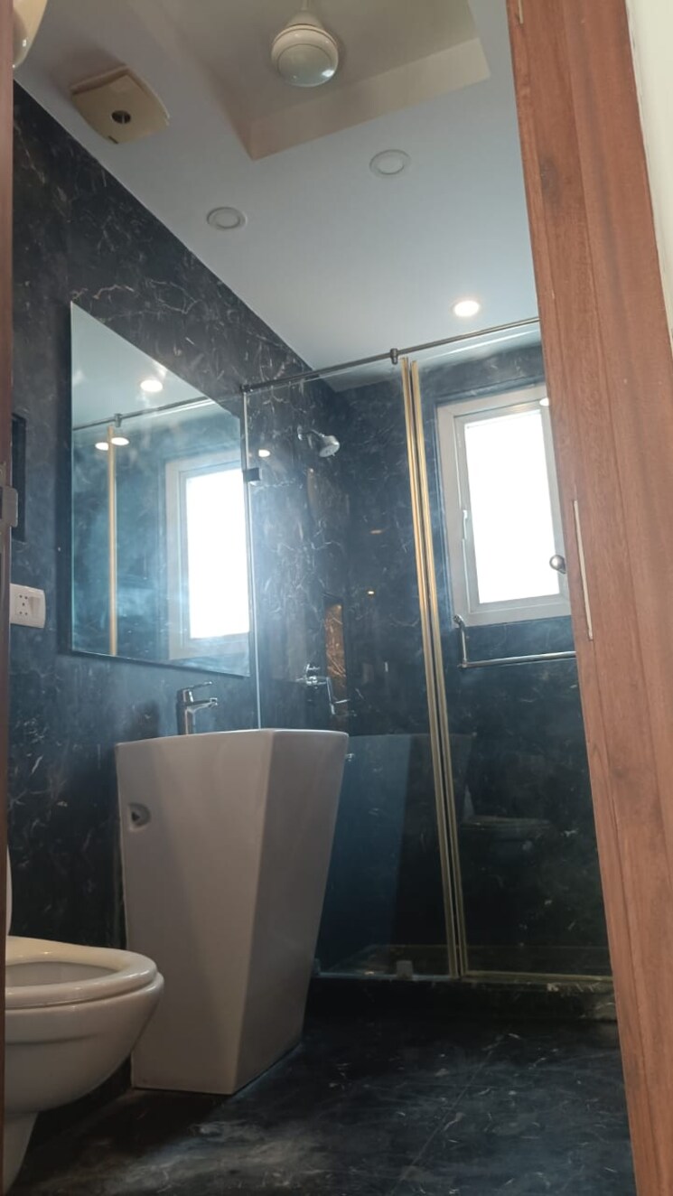 Bathroom, green park extension 4 Bedroom 350 Sq.Yd. Builder Floor In Green Park Extension Delhi 9468190