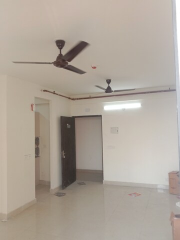 Room in 2 BHK Apartment at Signature Global Prime, Sector 63a – for Rent