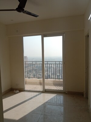 Room in 2 BHK Apartment at Signature Global Prime, Sector 63a – for Rent