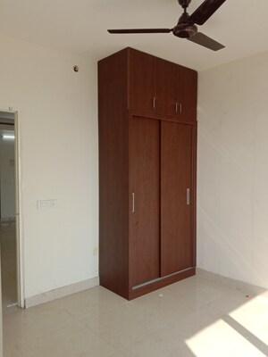 Room in 2 BHK Apartment at Signature Global Prime, Sector 63a – for Rent