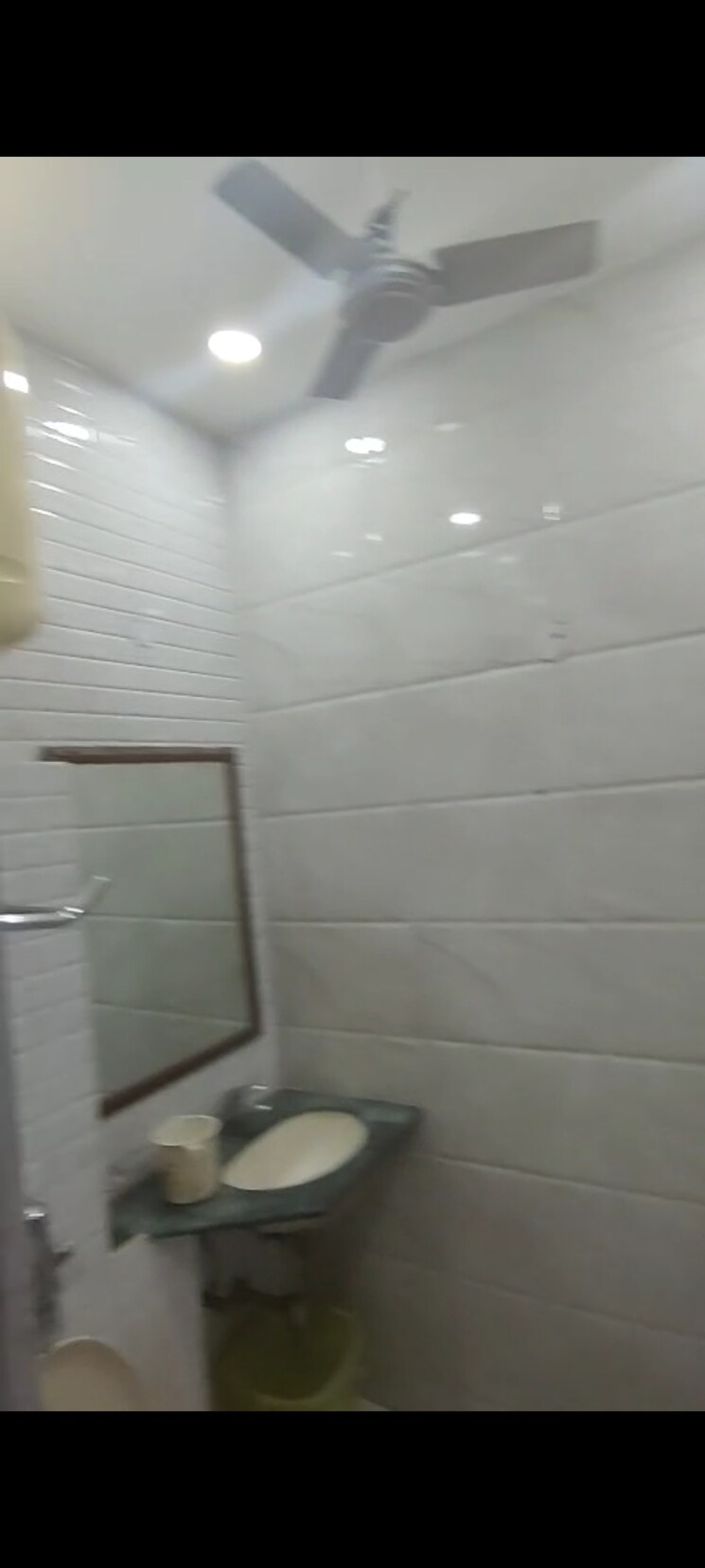 Bathroom, kailash hills 3 Bedroom 160 Sq.Yd. Builder Floor In Kailash Hills Delhi 9468270