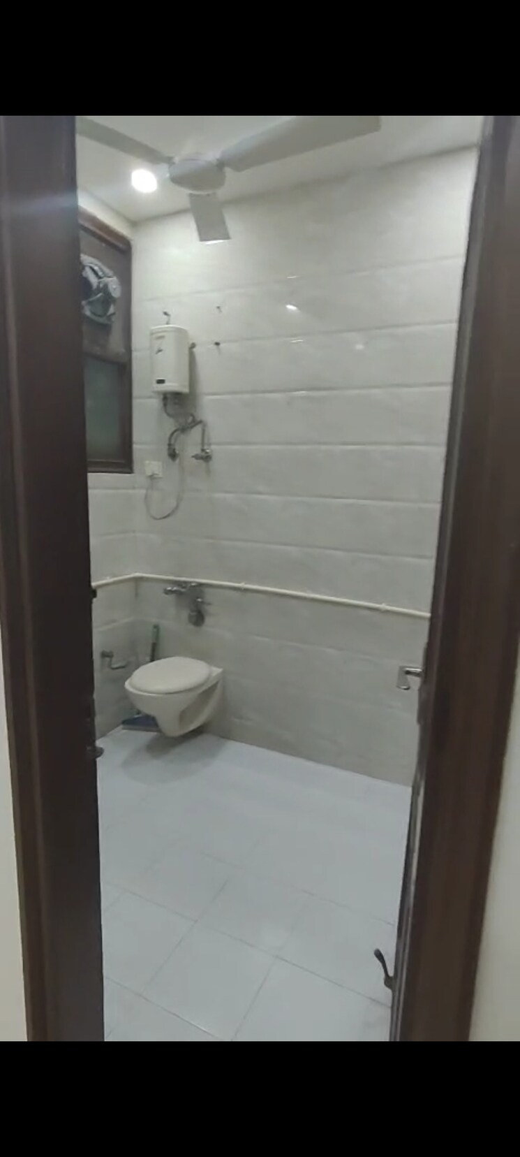 Bathroom, kailash hills 3 Bedroom 160 Sq.Yd. Builder Floor In Kailash Hills Delhi 9468270