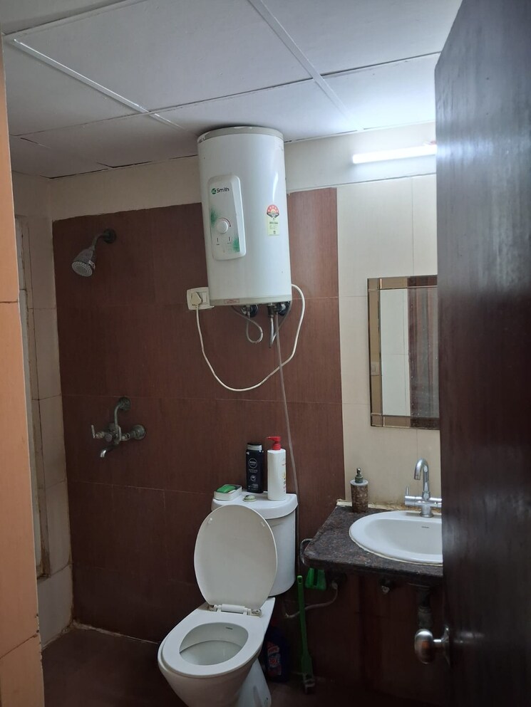 Bathroom, mahagun-moderne 3 Bedroom 1550 Sq.Ft. Apartment In Sector 78 Noida 9468285